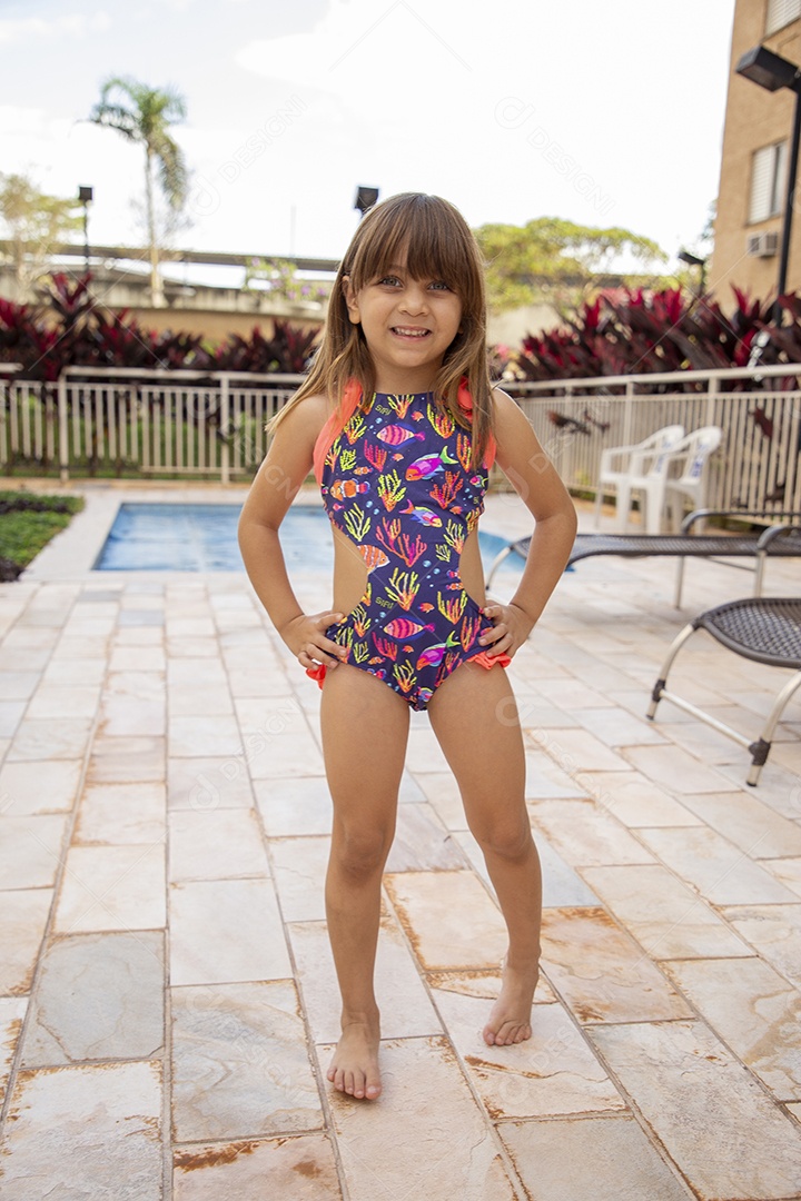 Linda garotinha de maiô no clube de piscina