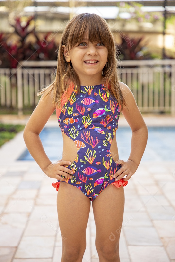 Linda garotinha de maiô no clube de piscina