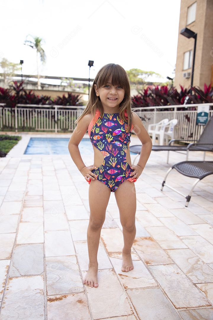 Linda garotinha de maiô no clube de piscina