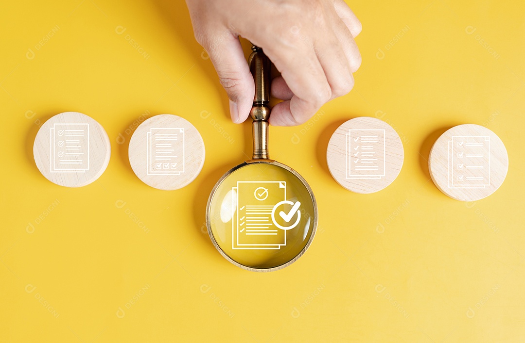 Mão de pessoa segurando peças em um fundo isolado