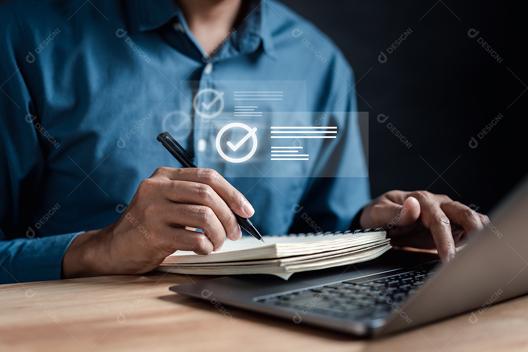 Homem jovem empresário em seu escritório