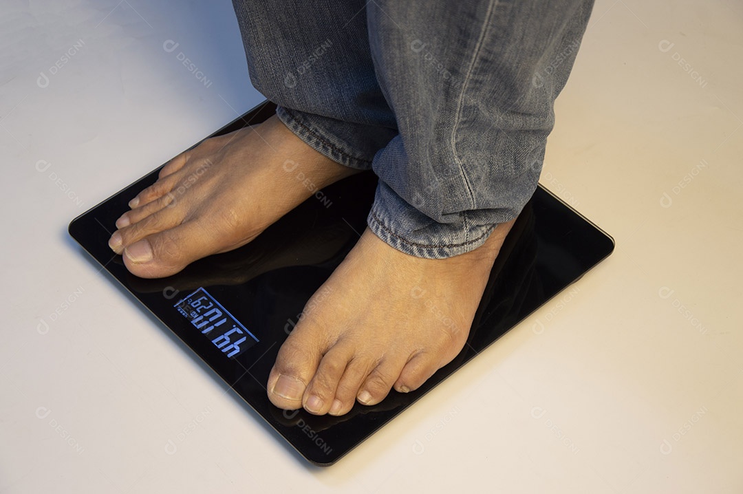 Em pé na balança interna