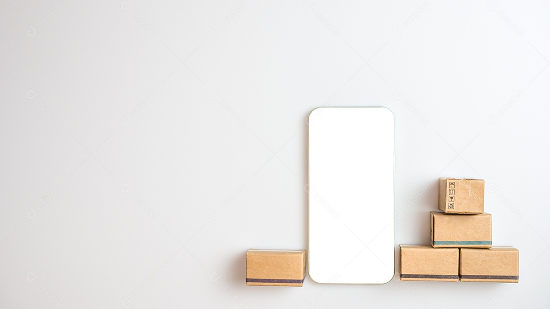 Conceito de compras. Caixa de papelão e telefone com tela em branco sobre fundo branco. Os consumidores de compras online podem escolher entre compras em casa e serviços de entrega.