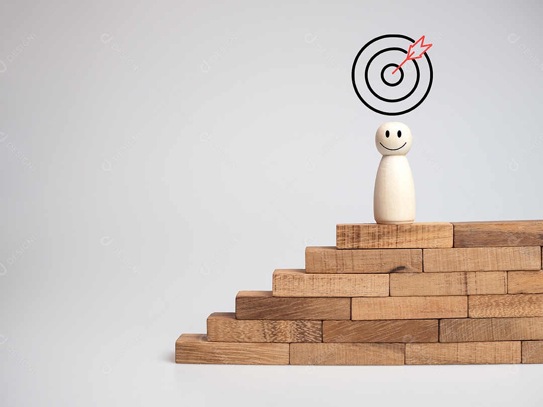 Carrinho de boneca de madeira na etapa de bloco de madeira com ícone Plano de ação, meta e alvo, sucesso e conceito de alvo de negócios, gerenciamento de projetos, estratégia da empresa