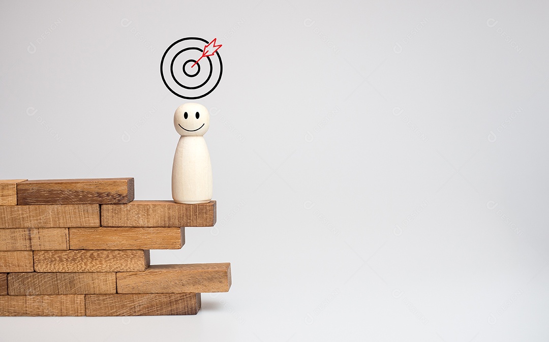 Carrinho de boneca de madeira na etapa de bloco de madeira com ícone Plano de ação, meta e alvo, sucesso e conceito de alvo de negócios, gerenciamento de projetos, estratégia da empresa