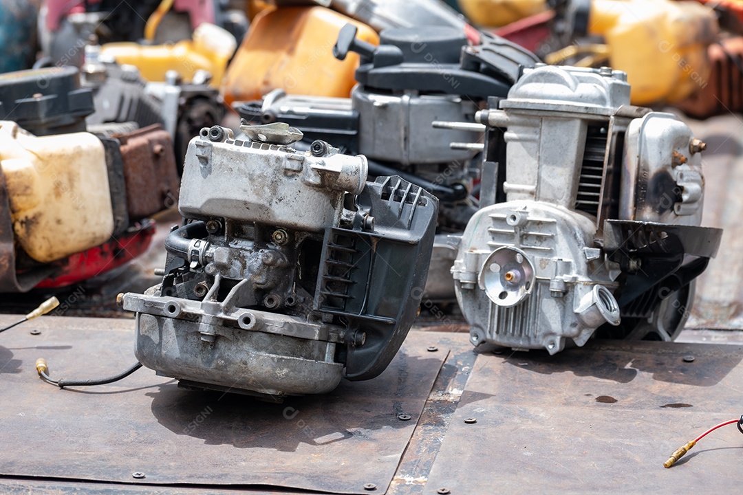 O motor do cortador de grama antigo é um item doméstico