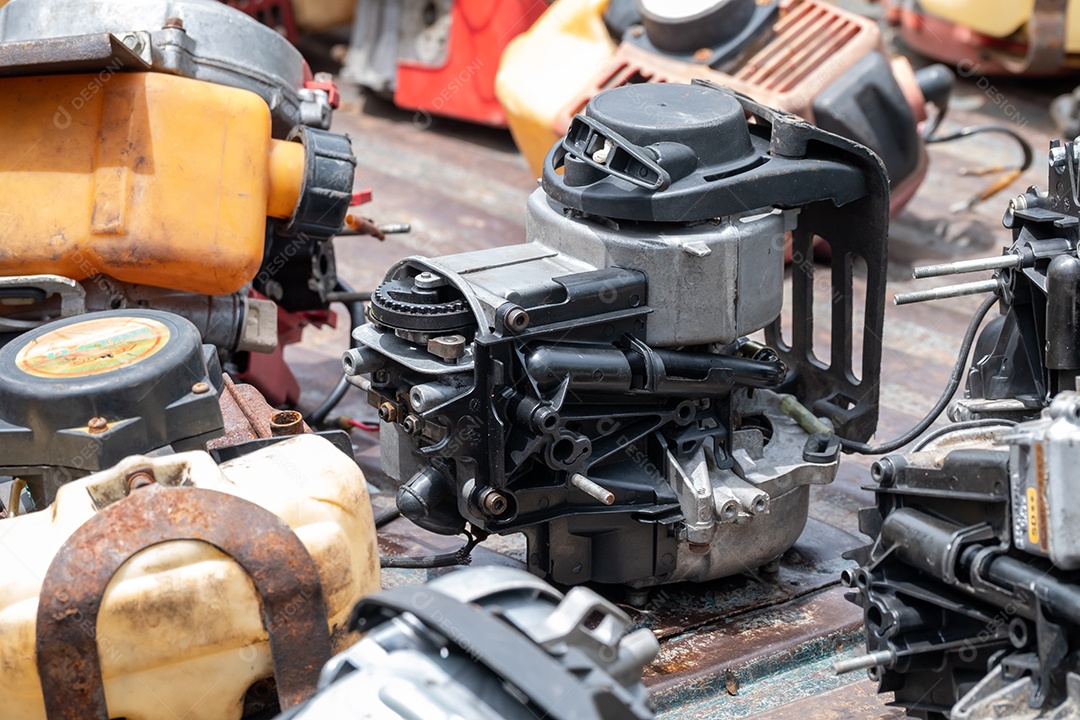 O motor do cortador de grama antigo é um item doméstico