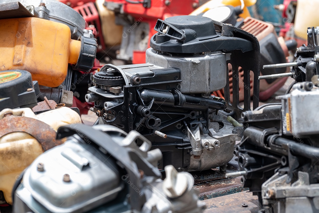 O motor do cortador de grama antigo é um item doméstico