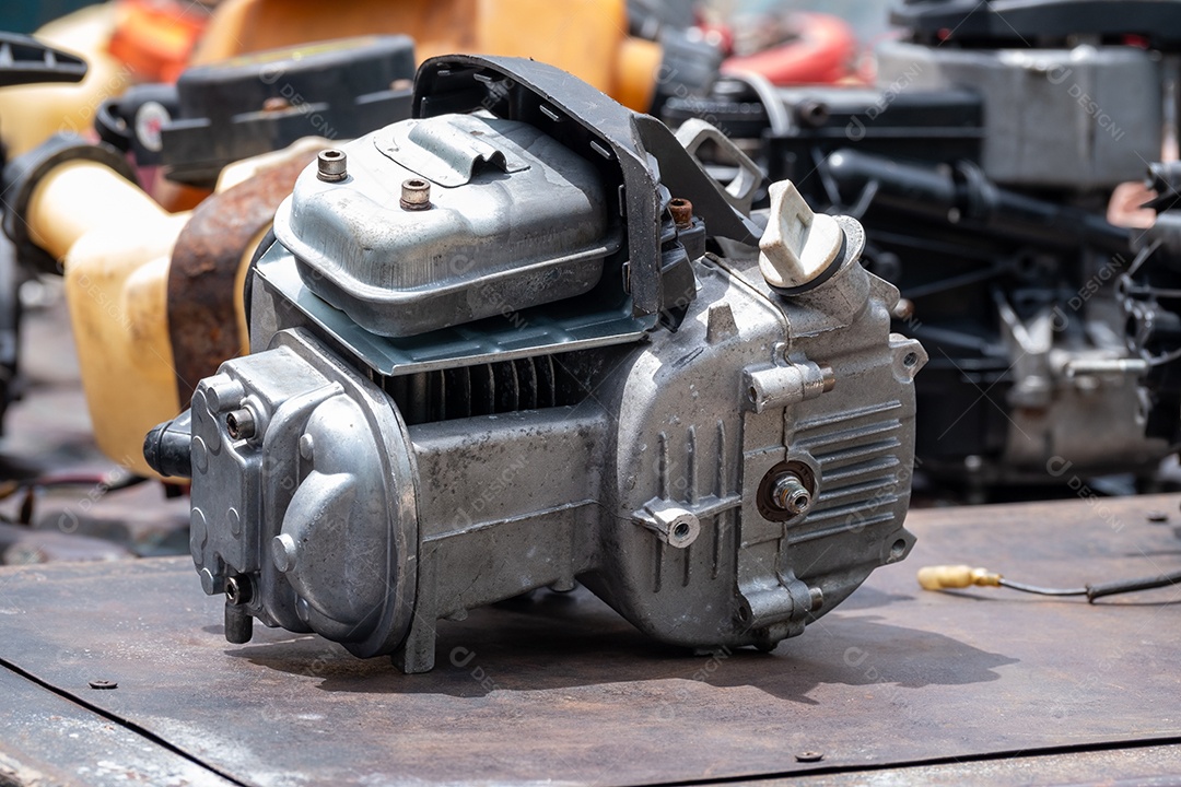 O motor do cortador de grama antigo é um item doméstico