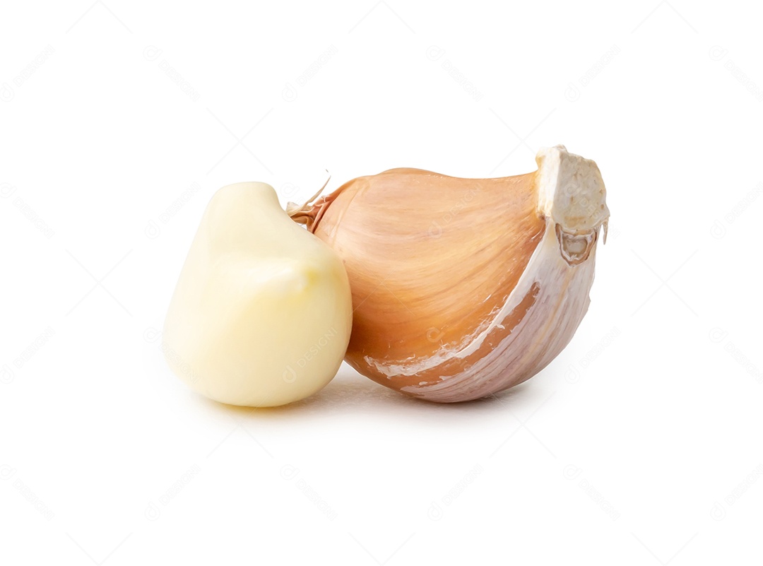 Bulbo de alho branco fresco único com segmentos é isolado em fundo branco