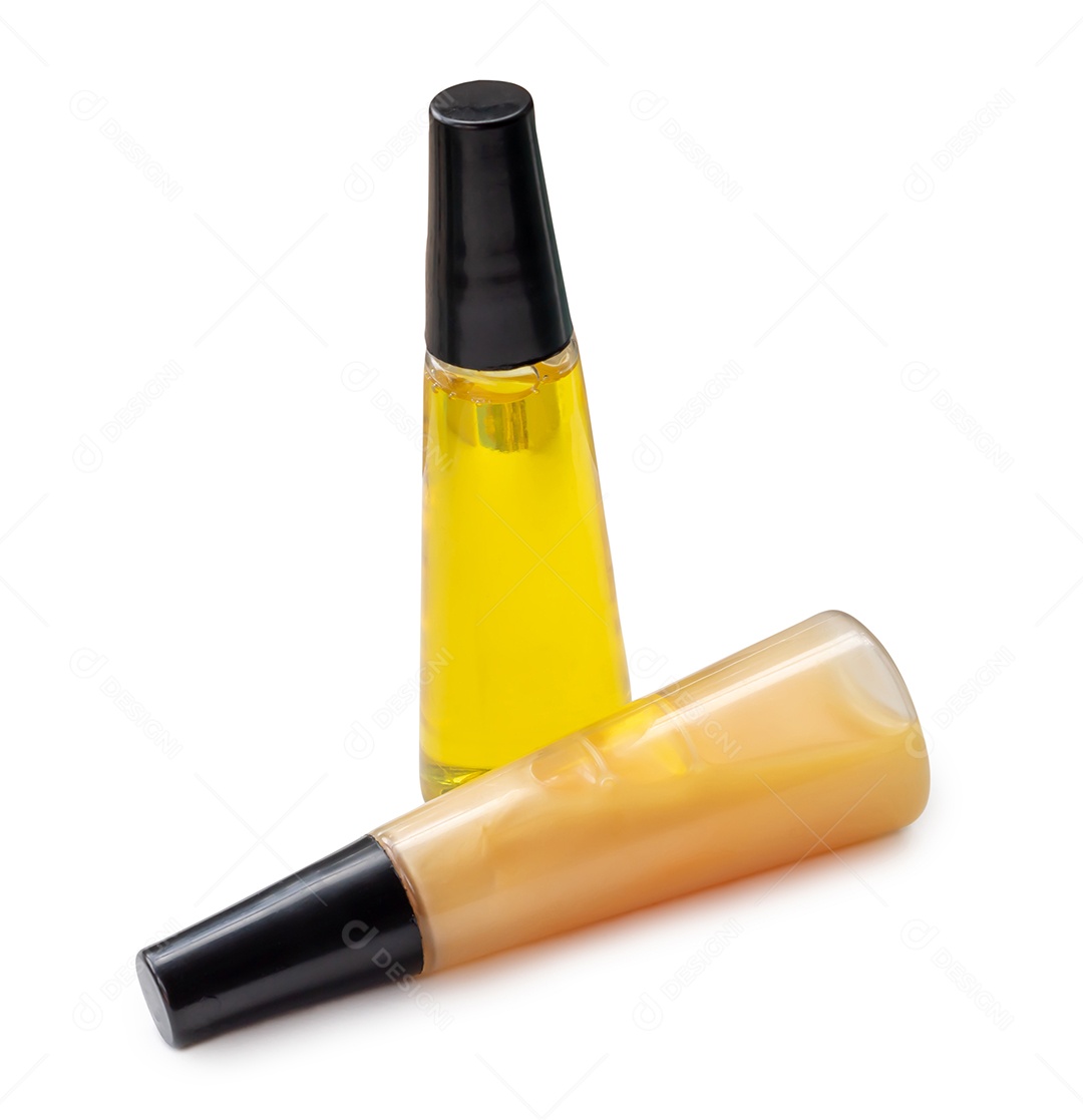 Sabonete líquido e xampu em pequenos frascos são isolados em fundo branco com traçado de recorte. Cosmético