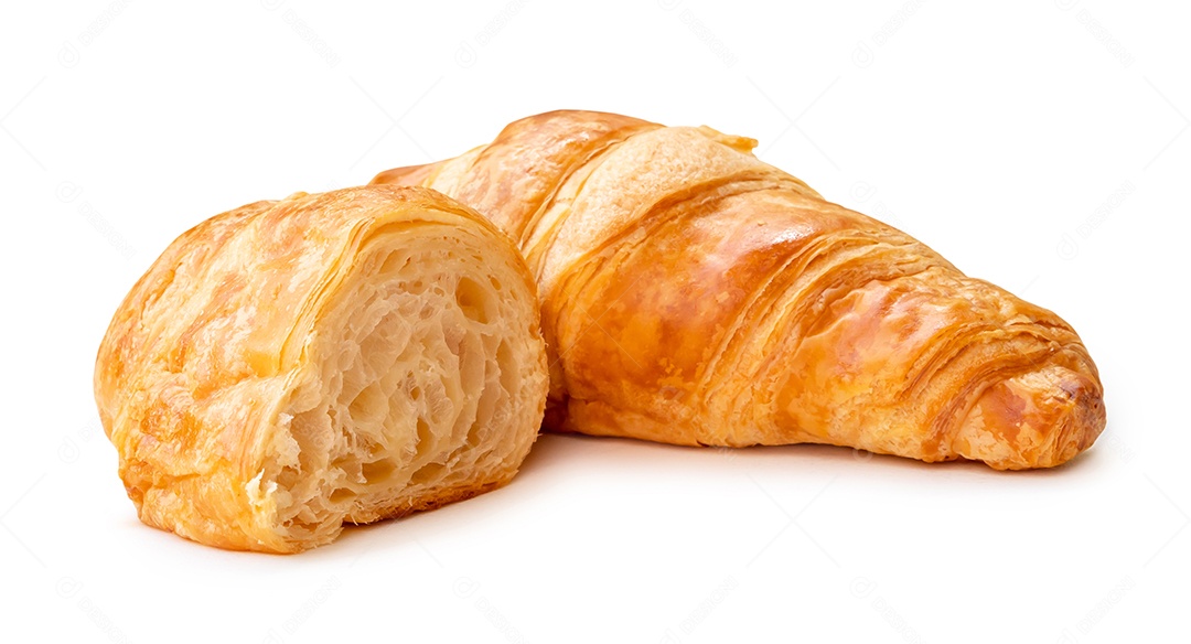único pedaço de croissant com metade é isolado no fundo branco com traçado de recorte.