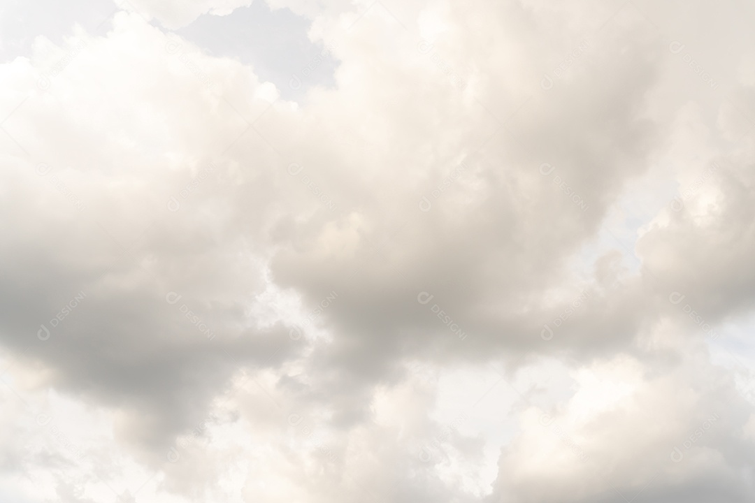 A textura do céu nublado antes que a chuva fosse tomada para o fundo do céu natural ou escuro.