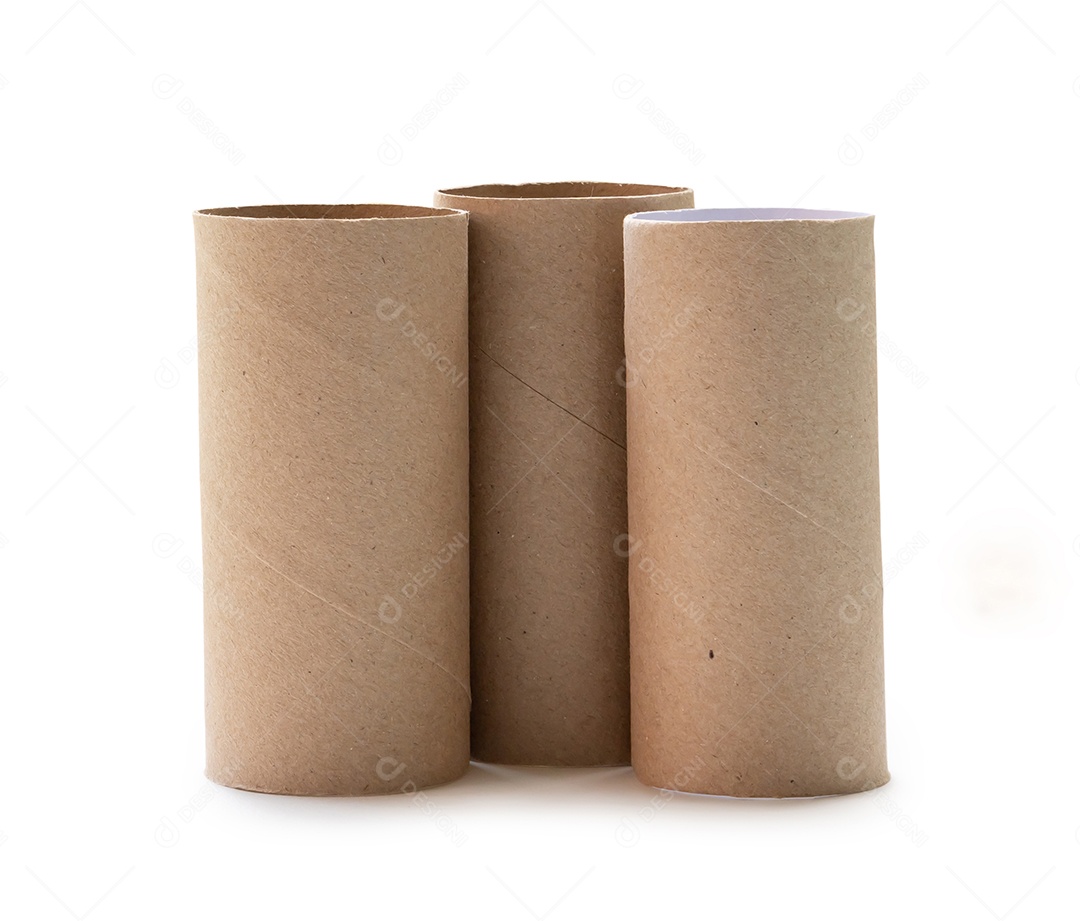 Núcleos de papel de tecido curto na pilha são isolados no fundo branco com traçado de recorte.