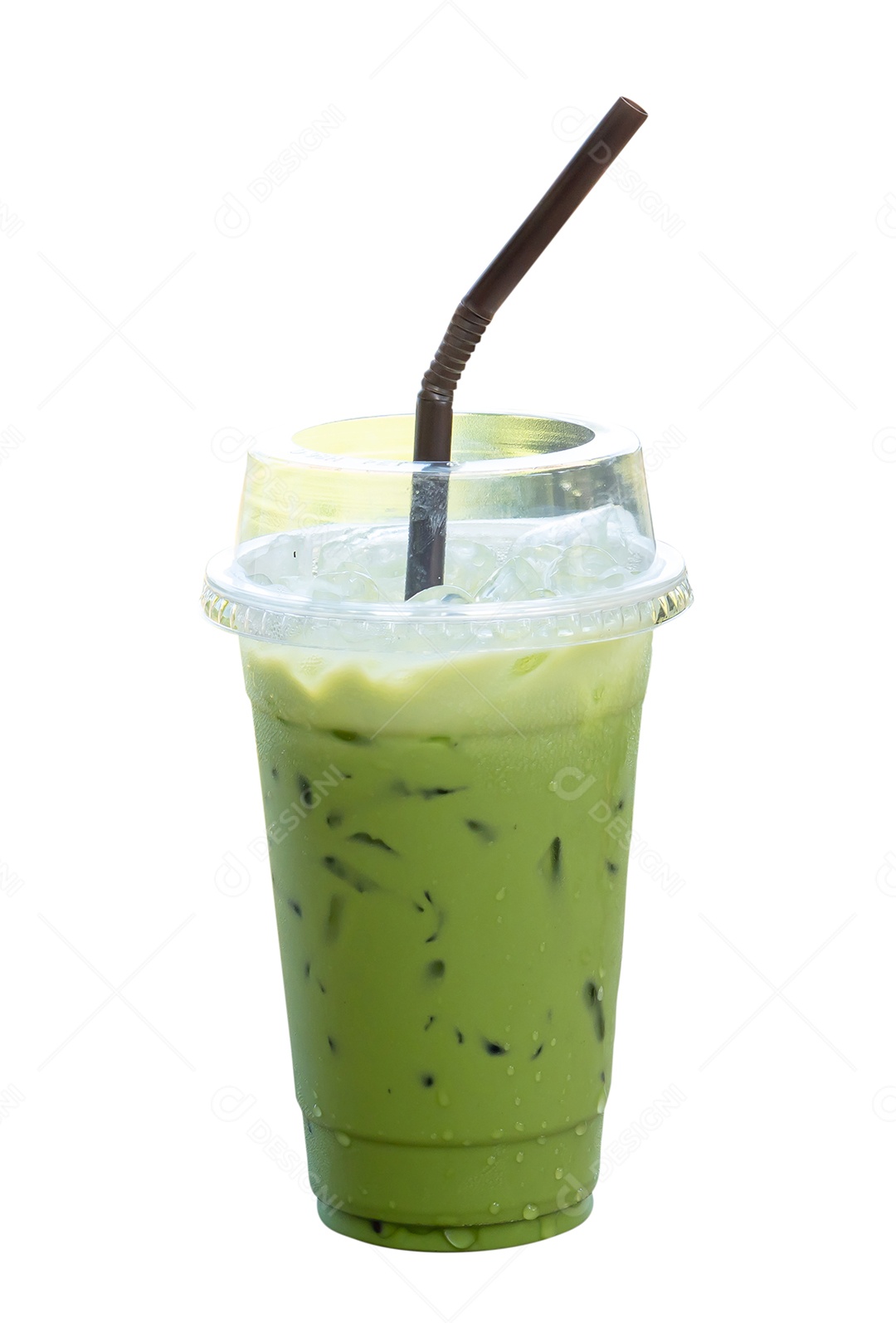 Chá verde matcha gelado Latte com leite condensado em vidro plástico transparente é isolado no fundo branco com traçado de recorte.