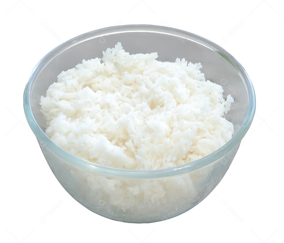 Arroz cozido no vapor em tigela transparente é isolado no fundo branco com traçado de recorte.