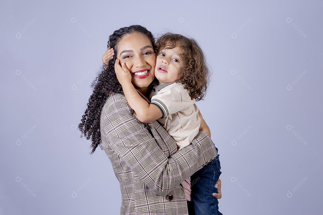 Mãe segurando seu filho sobre fundo isolado