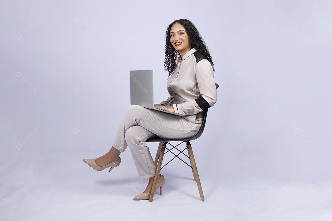 Linda mulher jovem mexendo notebook sobre fundo isolado