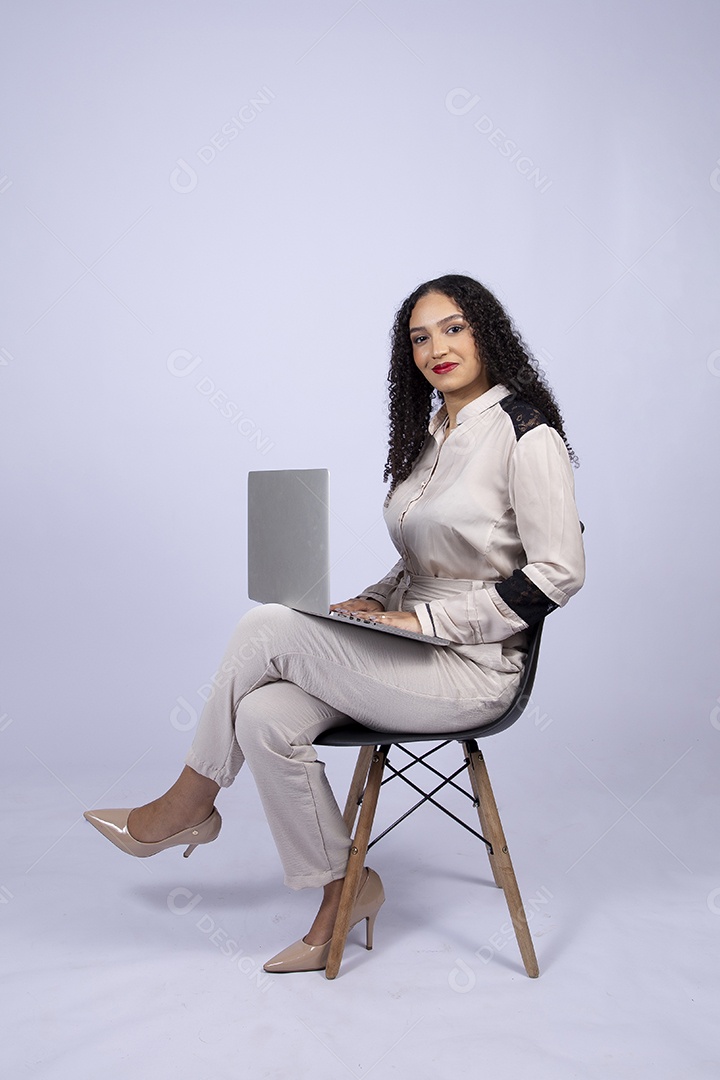 Linda mulher jovem mexendo notebook sobre fundo isolado