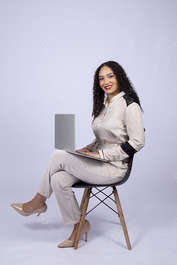 Linda mulher jovem mexendo notebook sobre fundo isolado