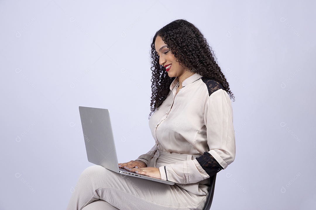 Linda mulher jovem mexendo notebook sobre fundo isolado