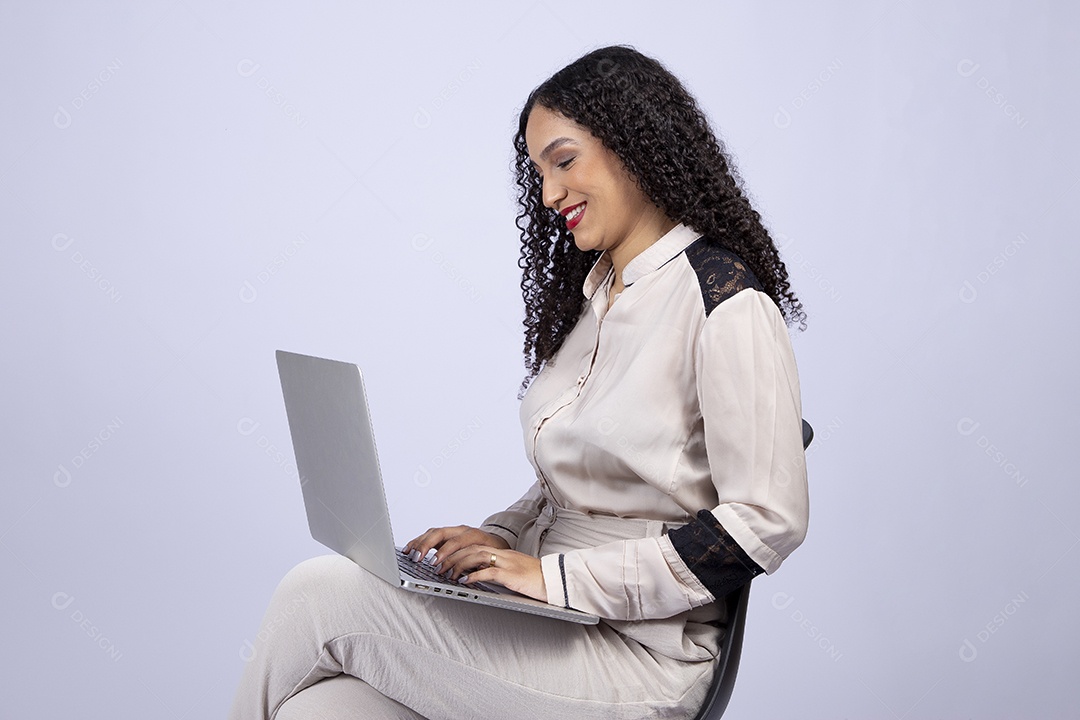 Linda mulher jovem mexendo notebook sobre fundo isolado