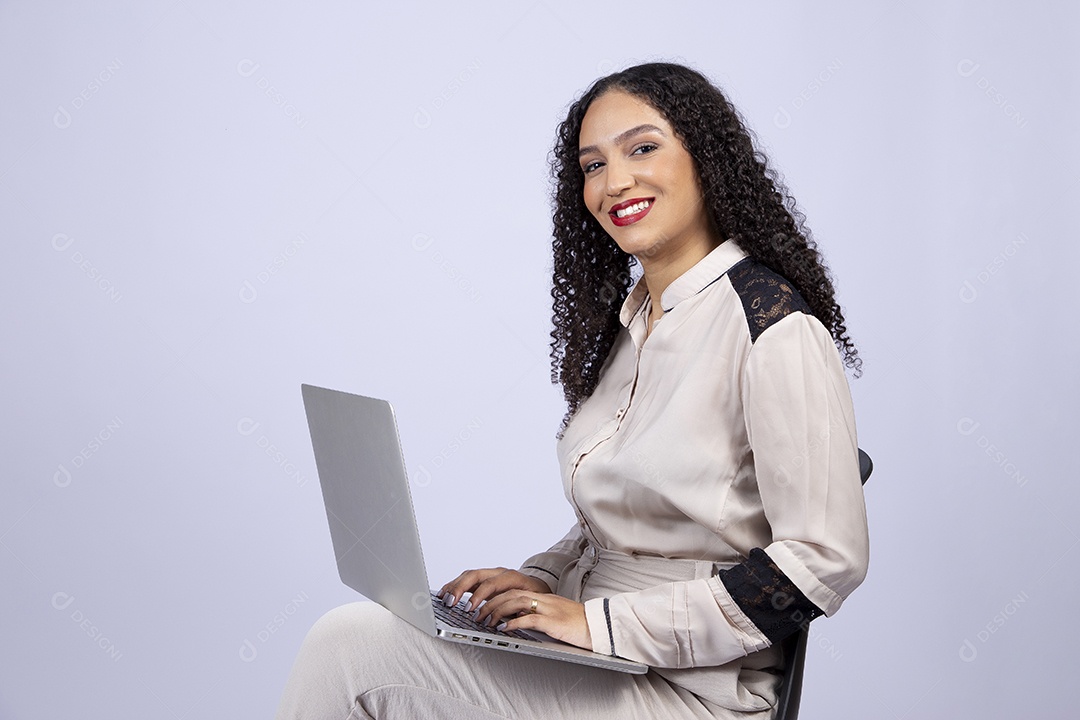 Linda mulher jovem mexendo notebook sobre fundo isolado