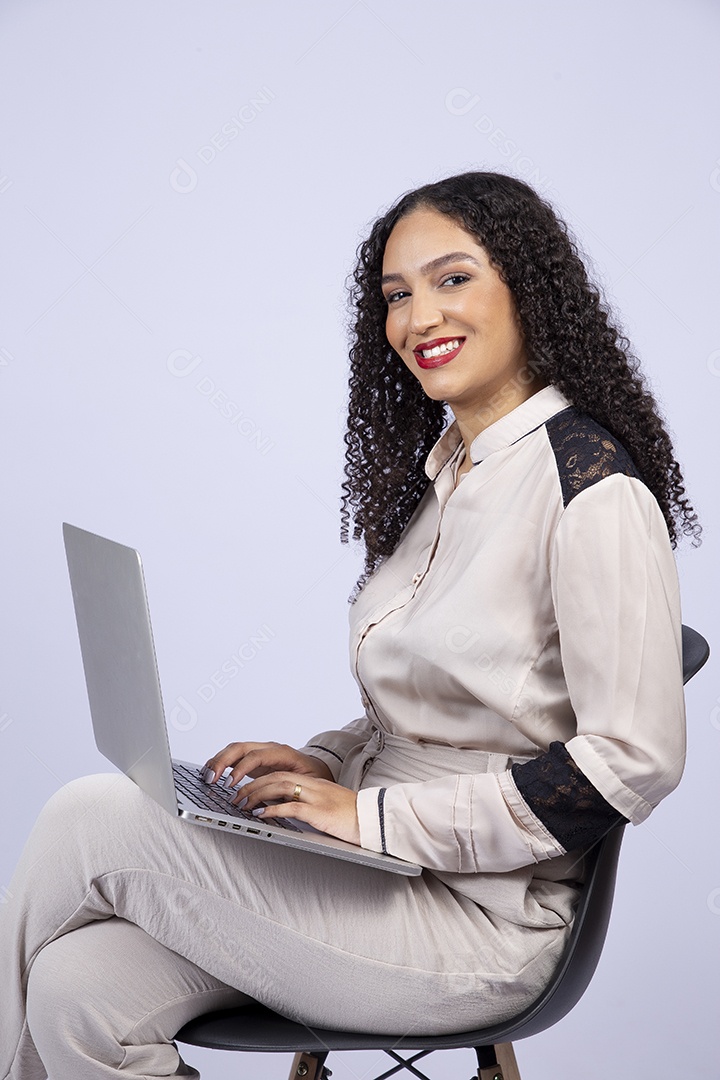 Linda mulher jovem mexendo notebook sobre fundo isolado