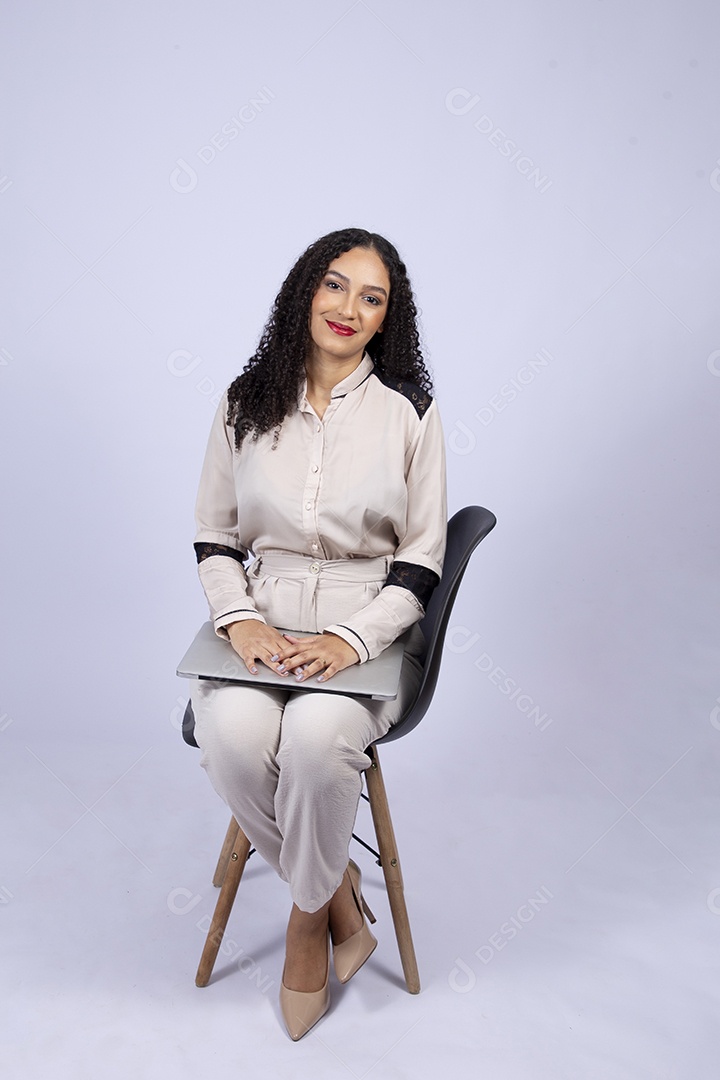 Linda mulher jovem segurando notebook sobre fundo isolado