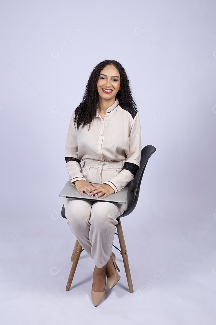 Linda mulher jovem segurando notebook sobre fundo isolado