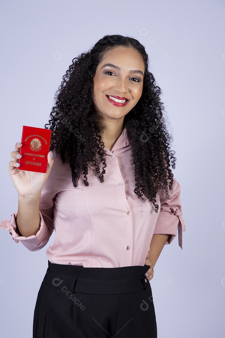 Linda mulher jovem segurando documento sobre fundo isolado