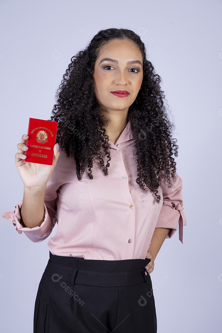 Linda mulher jovem segurando documento sobre fundo isolado