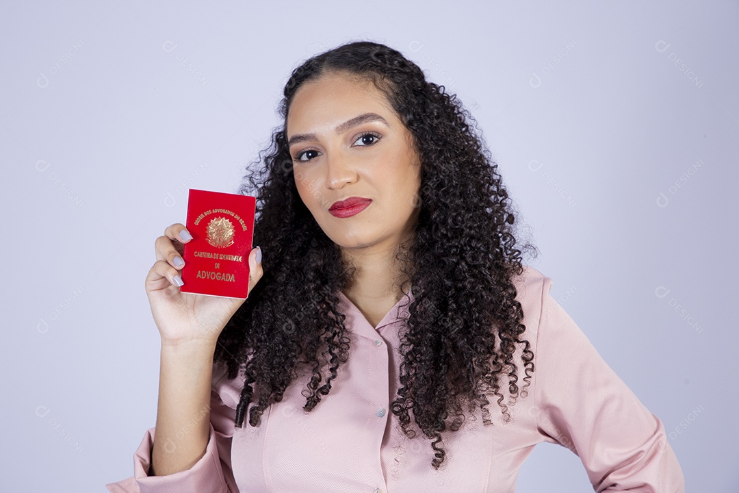 Linda mulher jovem segurando documento sobre fundo isolado