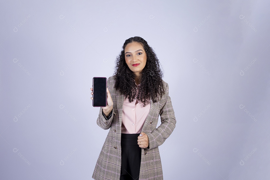 Linda mulher bebendo mexendo seu celular sobre fundo isolado