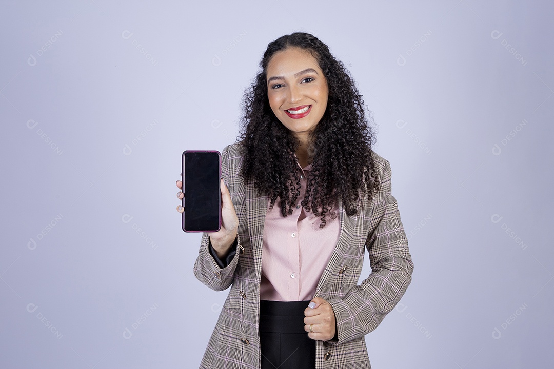 Linda mulher bebendo mexendo seu celular sobre fundo isolado