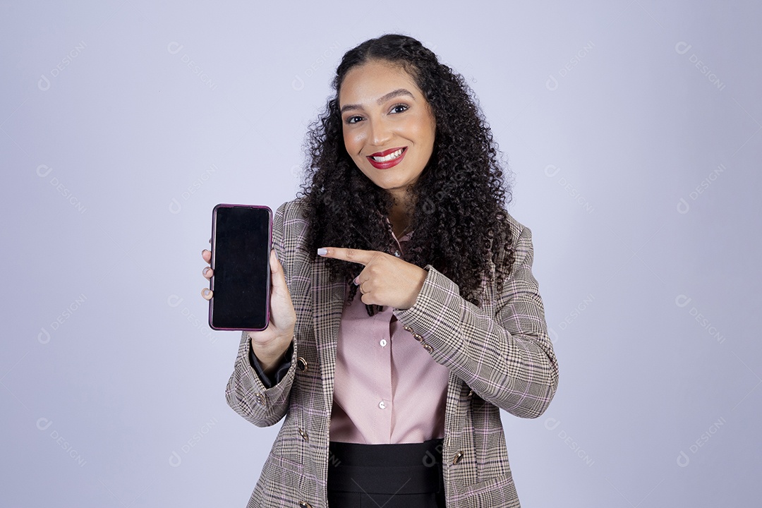 Linda mulher bebendo mexendo seu celular sobre fundo isolado