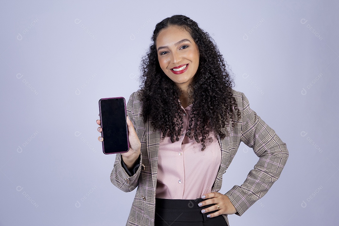 Linda mulher bebendo mexendo seu celular sobre fundo isolado