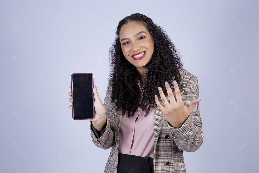 Linda mulher bebendo mexendo seu celular sobre fundo isolado