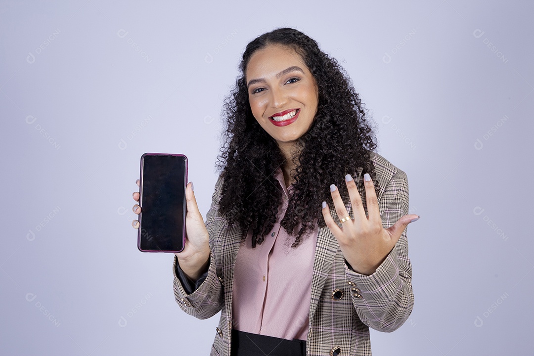 Linda mulher bebendo mexendo seu celular sobre fundo isolado