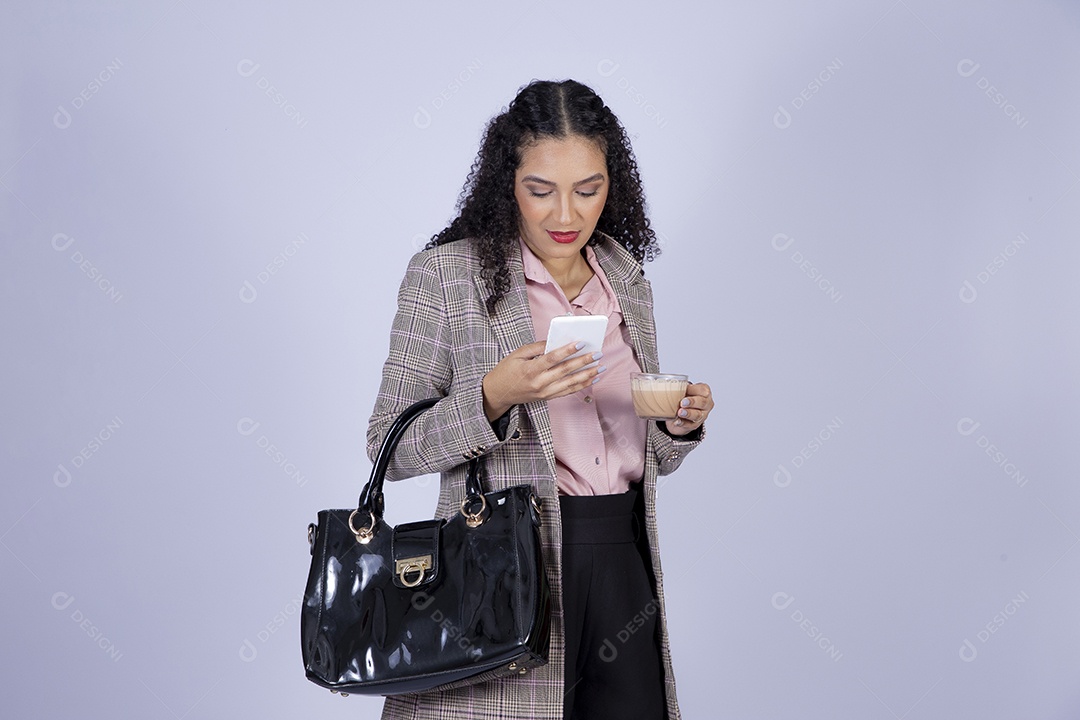 Linda mulher bebendo bebida sobre uma xícara sobre fundo isolado