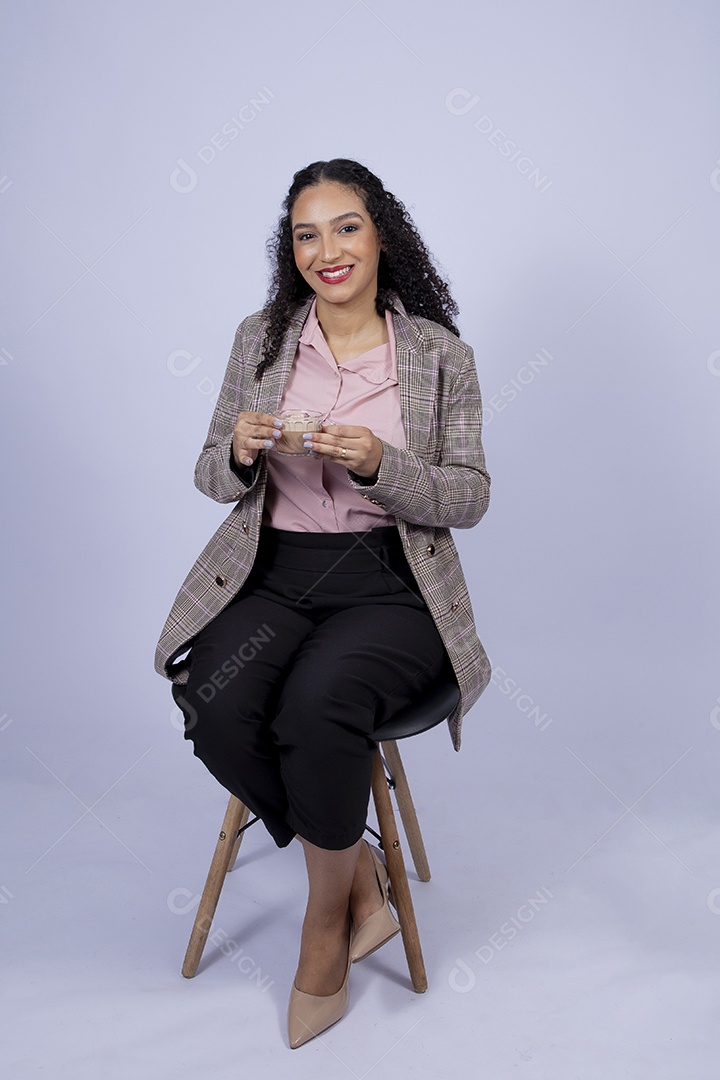 Linda mulher bebendo bebida sobre uma xícara sobre fundo isolado