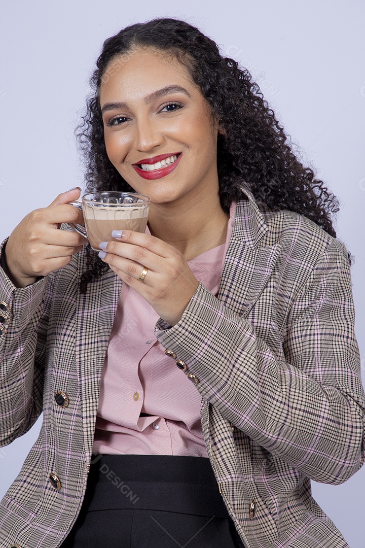 Linda mulher bebendo bebida sobre uma xícara sobre fundo isolado