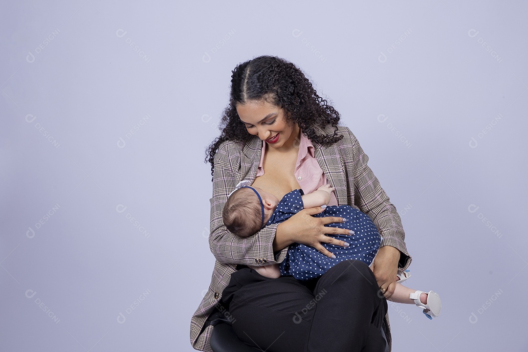 Linda mãe amamentado seu bebê