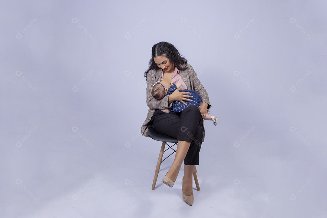 Mãe amamentando seu bebê sobre fundo isolado