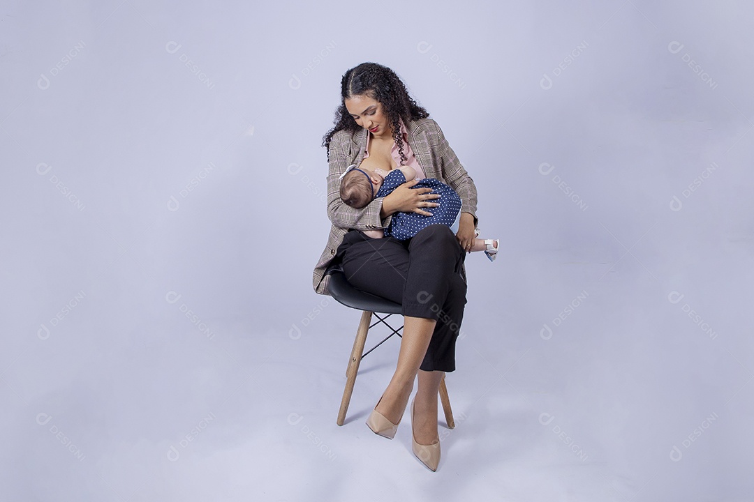 Mãe amamentando seu bebê sobre fundo isolado