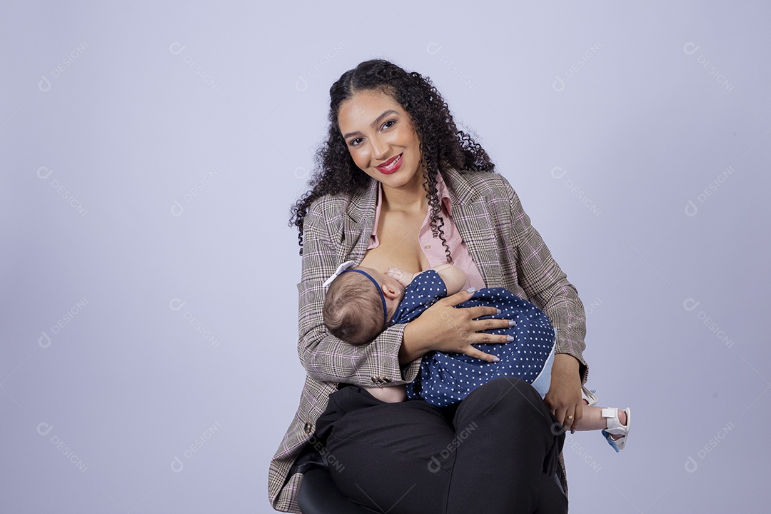 Mãe amamentando seu bebê sobre fundo isolado