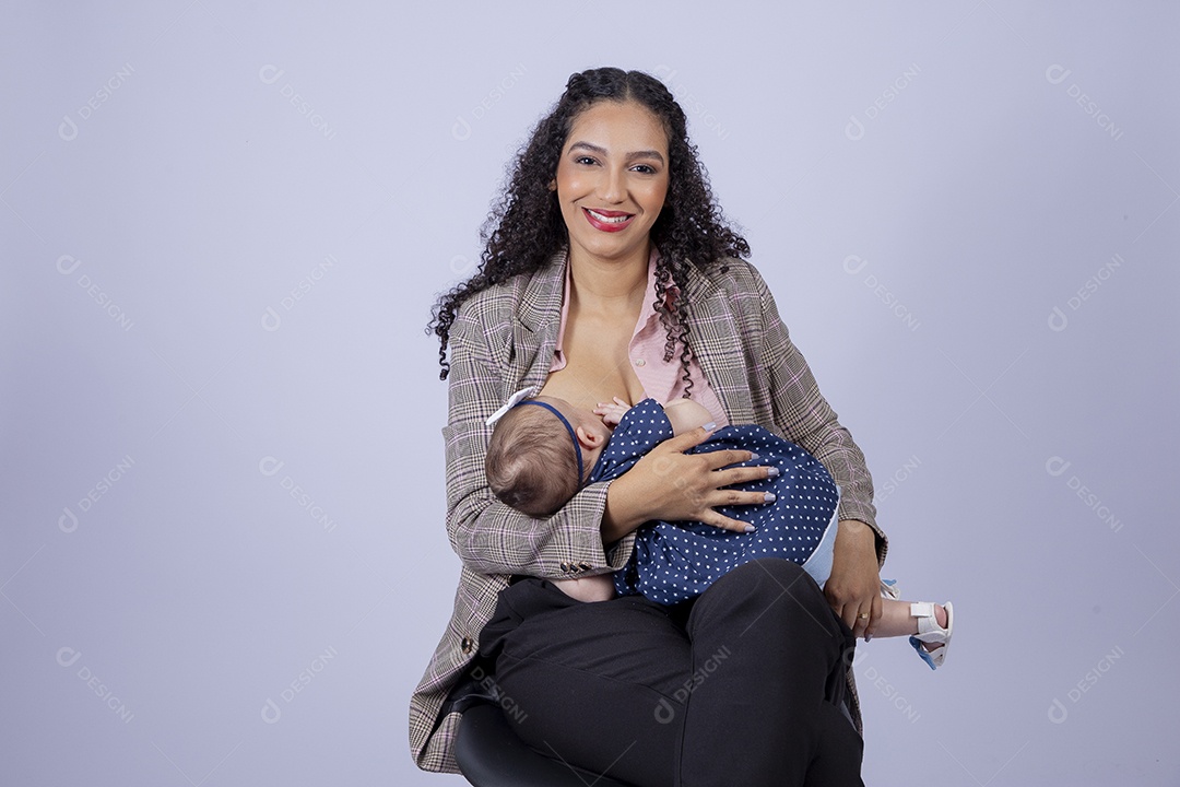 Mãe amamentando seu bebê sobre fundo isolado