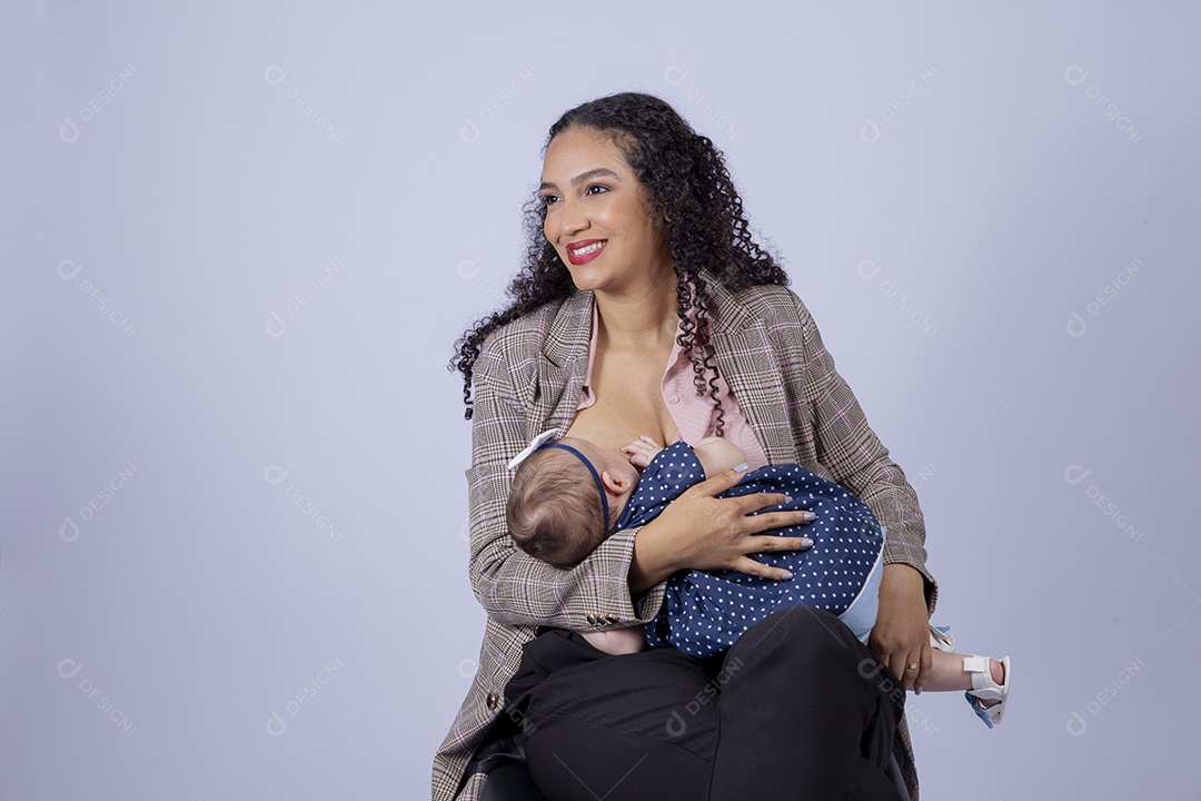 Mãe amamentando seu bebê sobre fundo isolado