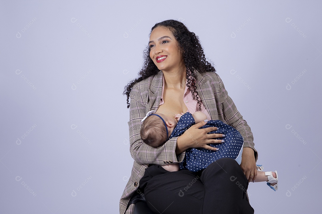 Mãe amamentando seu bebê sobre fundo isolado