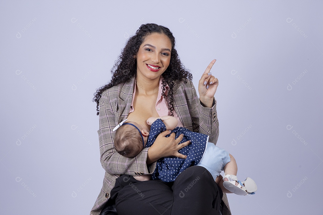 Mãe amamentando seu bebê sobre fundo isolado
